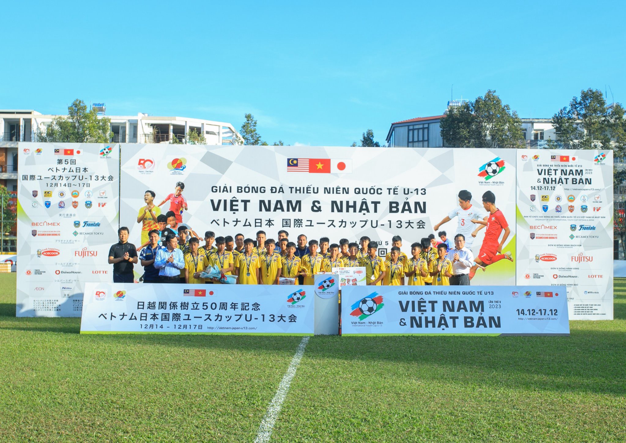 Ban Tổ chức trao hạng Nhì cho đội U13 Hà Nội