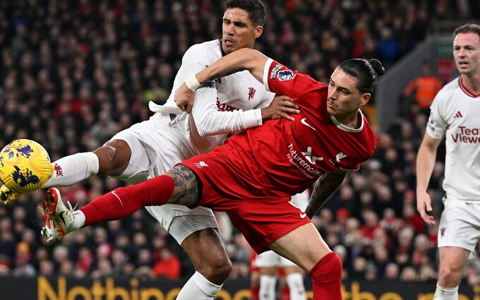 Varane không để bất cứ mũi tấn công nào của Liverpool xổng chuổng ở khu vực mình quản lý