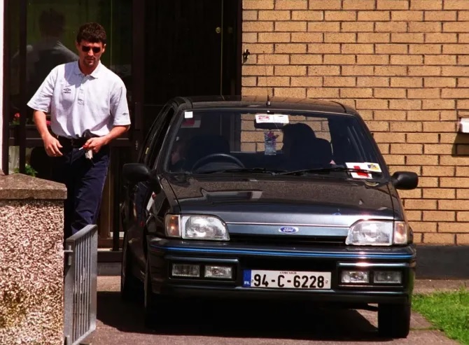 Keane bên chiếc xe đầu tiên của mình: Ford Escort Hatchback