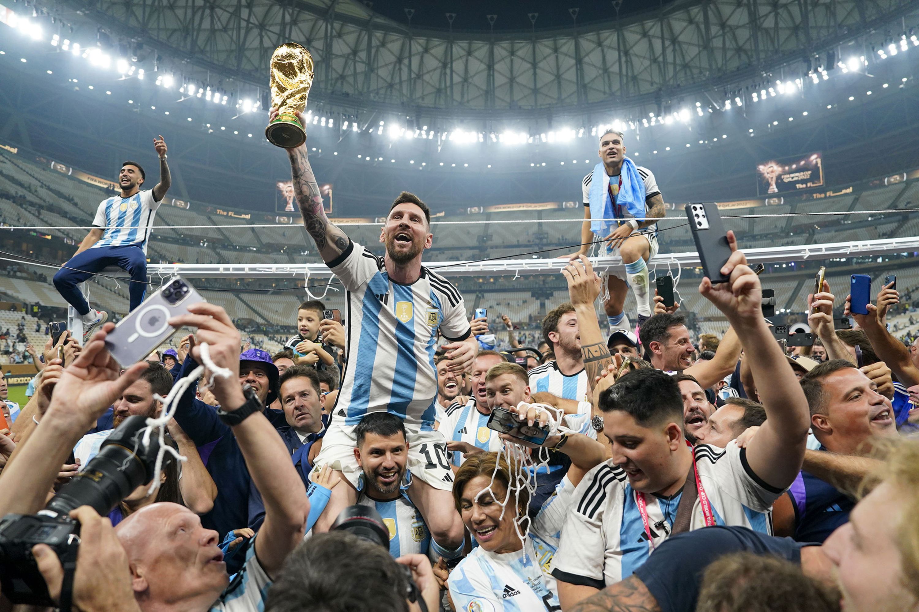 Messi đã nâng cao chiếc cúp vô địch World Cup giống như Diego Maradona đã làm được ở World Cup 1986 