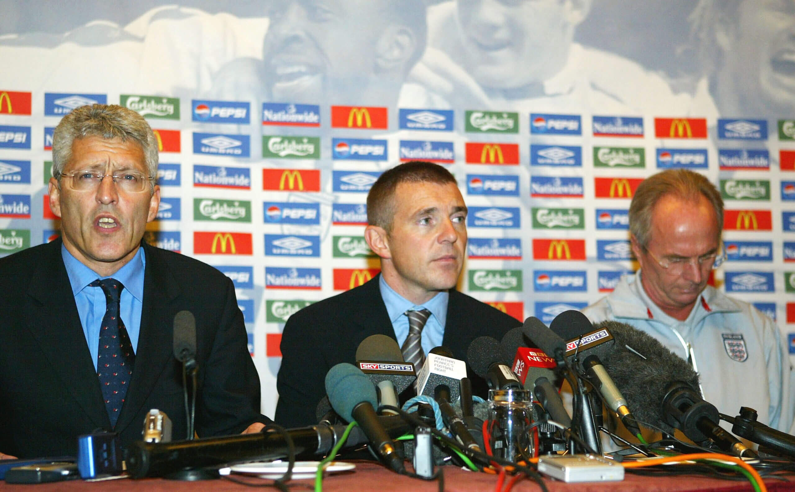Giám đốc điều hành FA, HLV trưởng và lãnh đội ĐT Anh ở cuộc họp báo trước trận