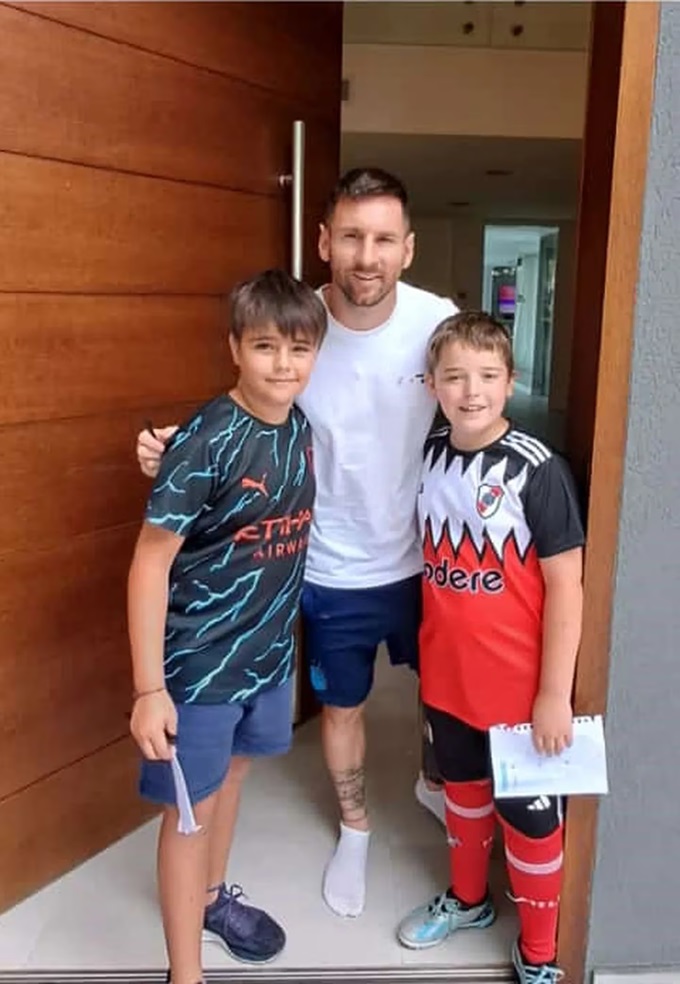Messi chụp ảnh cùng hai fan nhí