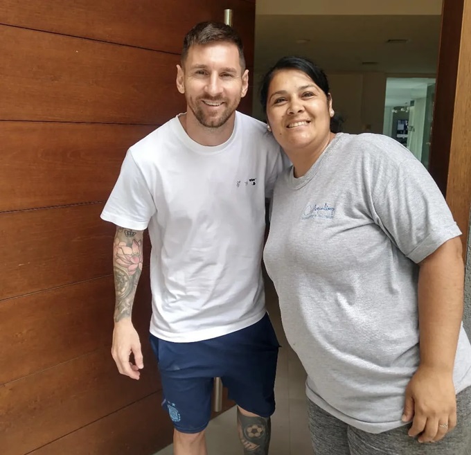 Messi chụp ảnh với một phụ huynh là nhân viên công ty của Florencia