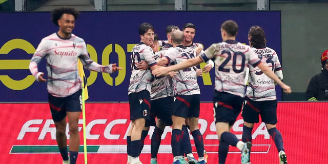 Niềm vui của các cầu thủ Bologna sau khi giành chiến thắng trước Inter