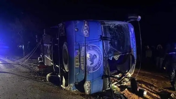 Chiếc xe bus bị lật khiến 2 thành viên CLB thiệt mạng