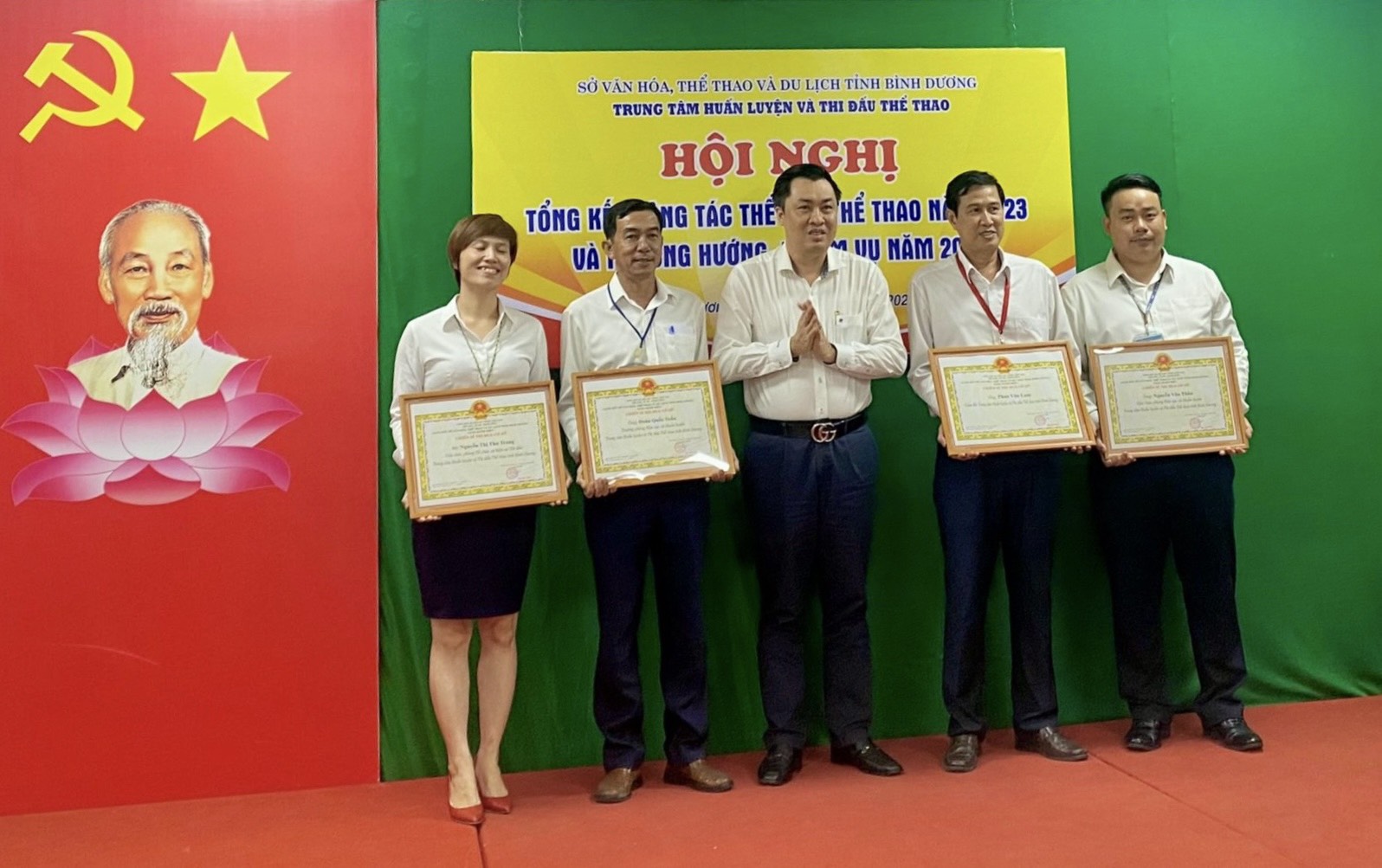 Ông Cao Văn Chóng - Phó Giám đốc Sở Văn hóa, Thể thao và Du lịch tỉnh Bình Dương trao tặng danh hiệu Chiến sĩ thi đua cơ sở cho các cá nhân