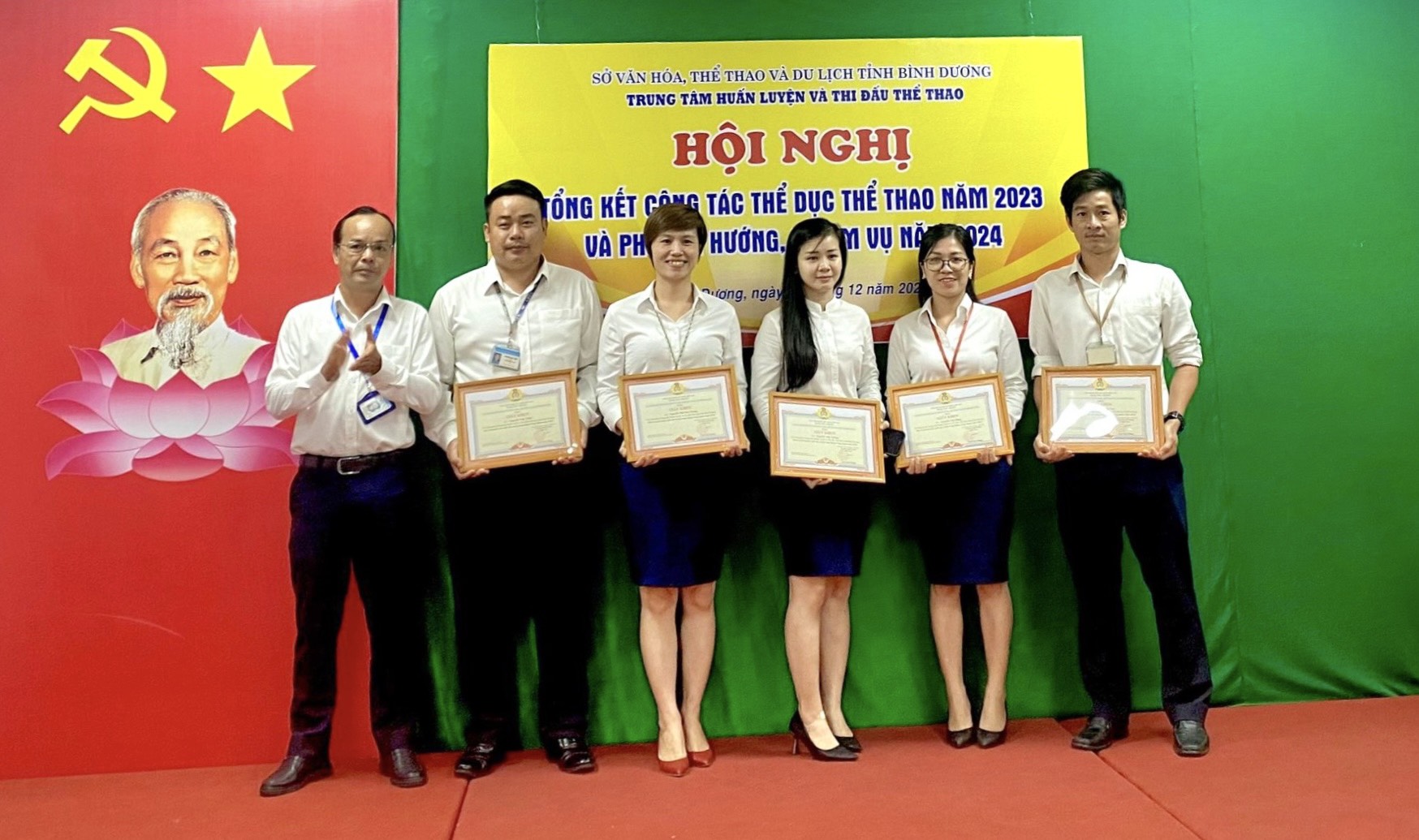 Ông Nguyễn Ngô Bảo Quốc – Phó chủ tịch Công đoàn cơ sở Sở VHTTDL Bình Dương trao tặng giấy khen của Công đoàn cơ sở Sở VHTTDL cho các cá nhân Trung tâm HLTĐTT tỉnh Bình Dương