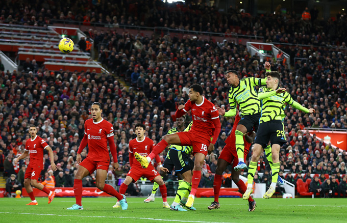 Trung vệ Gabriel Magalhaes mở tỷ số trận Liverpool vs Arsenal ngay phút thứ 4