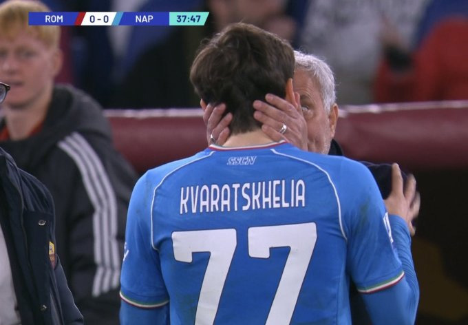 Mourinho cãi nhau với Kvaratskhelia trước khi chủ động làm hòa