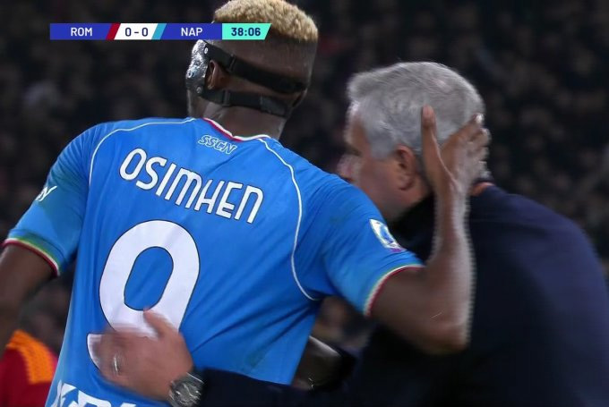Mourinho cũng lời qua tiếng lại với Osimhen