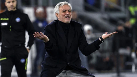 Mourinho dùng tâm lý chiến giúp Roma đánh bại Napoli chỉ còn 9 người