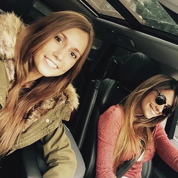 Carla Roccuzzo (trái) và chị gái Antonela Roccuzzo