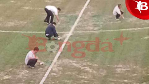 Sân Khánh Hòa phải… phun sơn xanh lên cỏ úa vàng trước trận đấu với SLNA