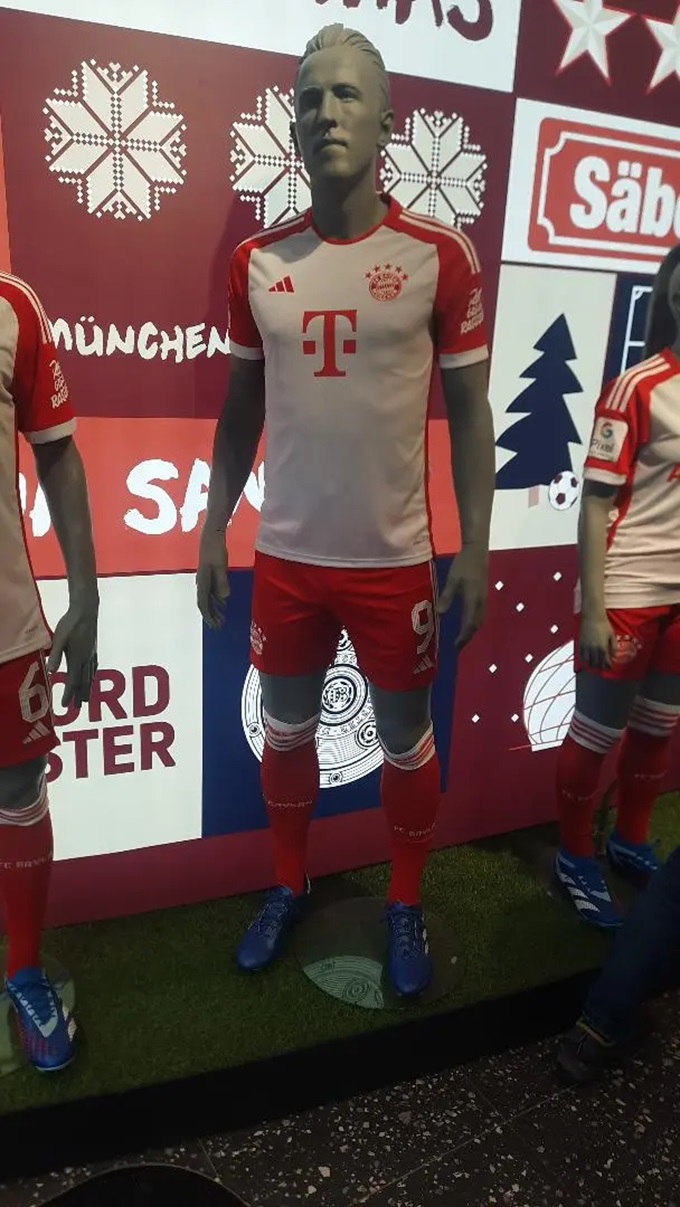 Hình nộm Harry Kane trong cửa hàng FC Bayern