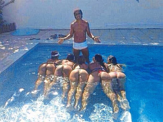 Bức ảnh nổi tiếng ở hồ bơi của Ronaldinho