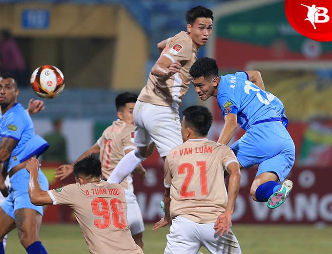 Tiến Linh cũng bị đau ở lưng sau trận đấu giữa CLB Công an Hà Nội và Bình Dương - Ảnh: Đức Cường