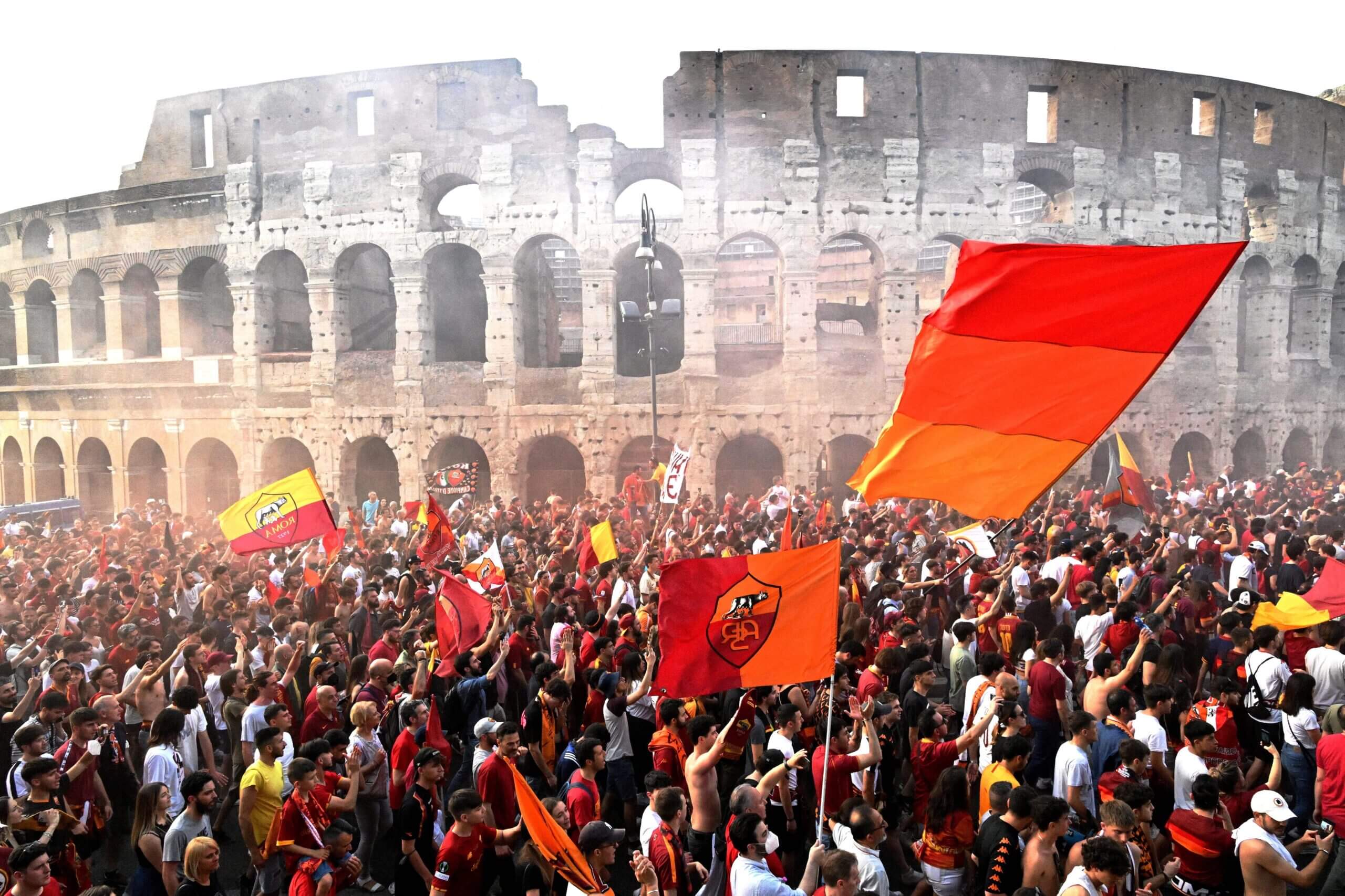 Cảnh tượng 10 vạn CĐV Roma ùa ra ăn mừng chức vô địch hạng Ba của châu Âu