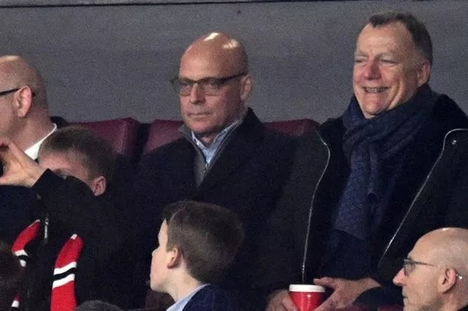 Dave Brailsford (đeo kính, hàng trên) chăm chú theo dõi MU đấu Aston Villa