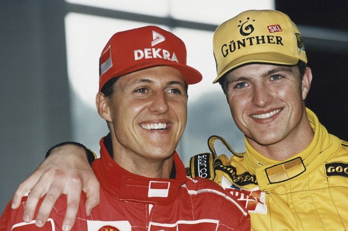 Ralf Schumacher (phải) và anh trai Michael Schumacher