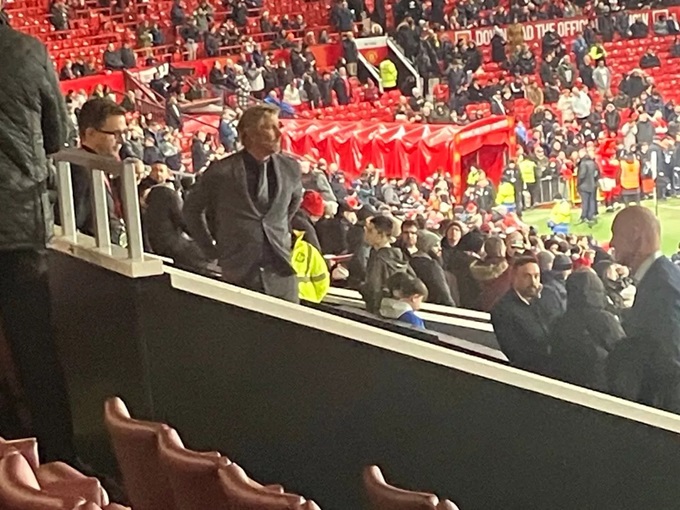 Van der Sar bất ngờ tái xuất tại Old Trafford