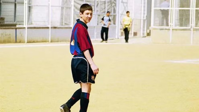 Messi trong một trận đấu tại đội trẻ Barca