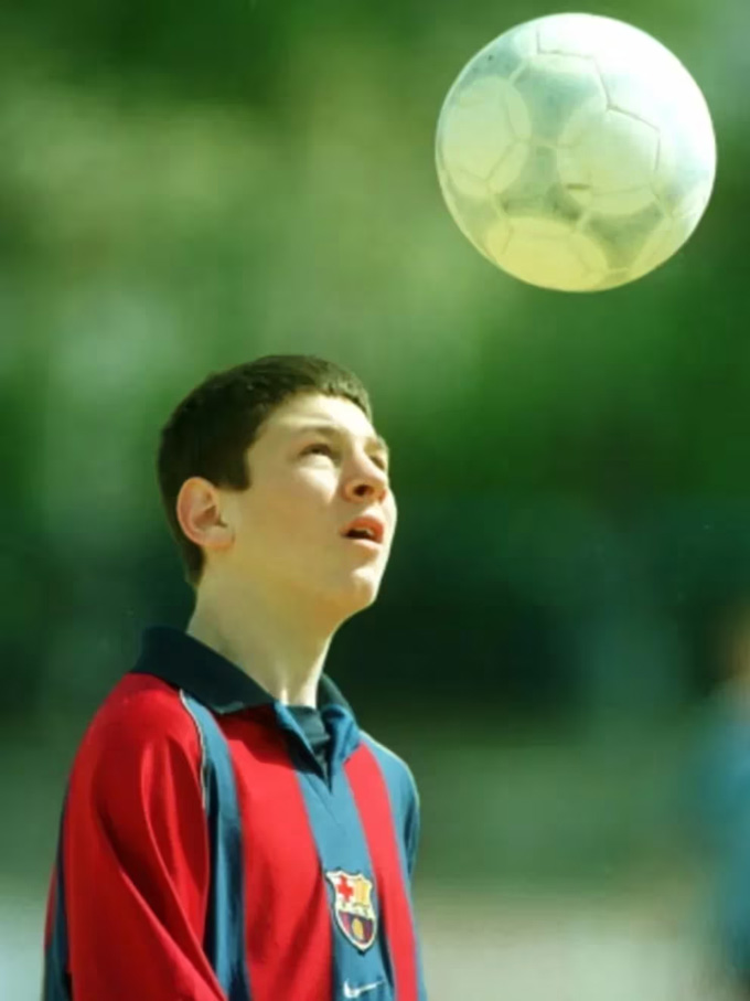 Dù thấp bé nhẹ cân song Messi chơi bóng rất nổi bật