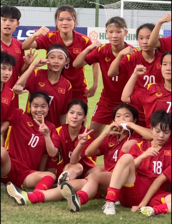 Như Quỳnh chụp ảnh cùng các đồng đội sau khi kết thúc giải vòng loại U17 nữ Châu Á.