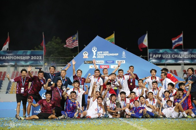 Thầy trò HLV Hoàng Anh Tuấn vô địch ở giải U23 Đông Nam Á. Ảnh: Phan Tùng