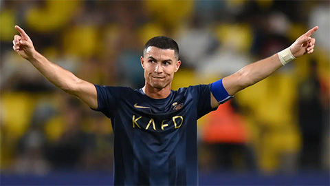 Ronaldo ra cử chỉ 'tôi là số 1' với fan