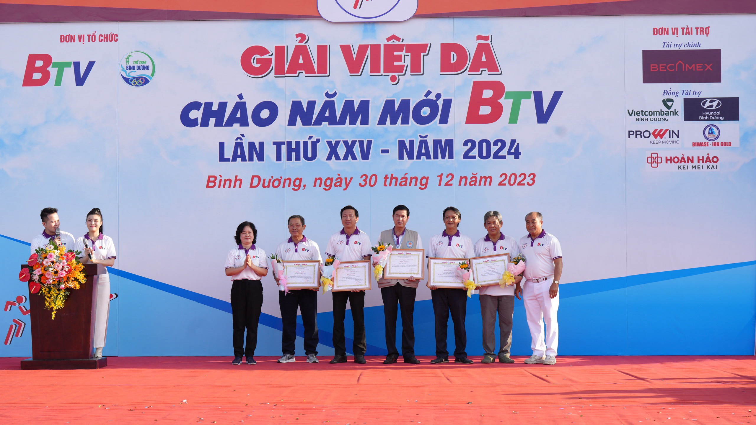 Liên đoàn Điền kinh Việt Nam trao bằng khen cho các cá nhân có nhiều đóng góp cho Giải