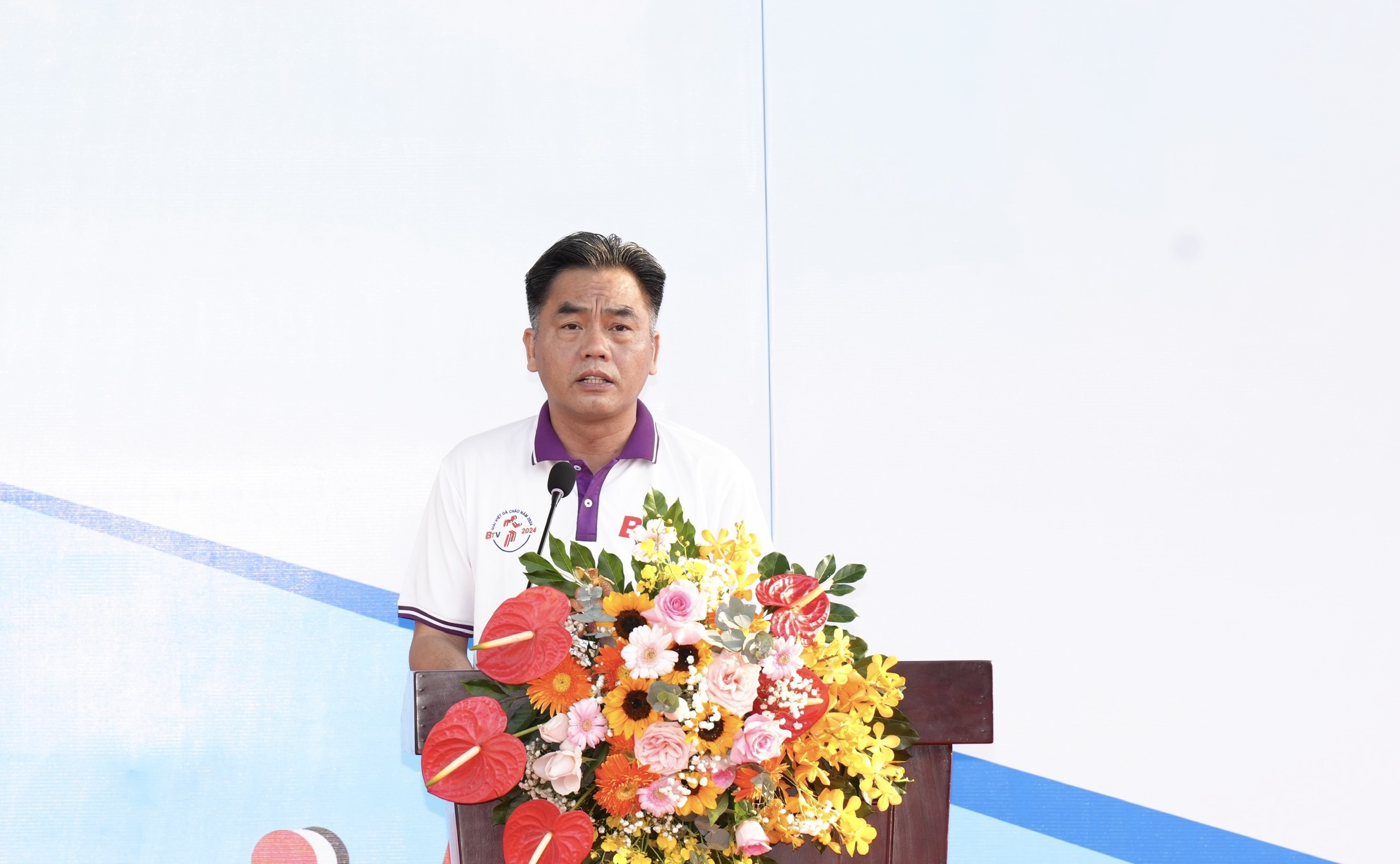 Ông Nguyễn Lộc Hà - Ủy viên Thường vụ Tỉnh ủy, Phó Chủ tịch UBND tỉnh phát biểu chào mừng Giải Việt dã chào năm mới 2024