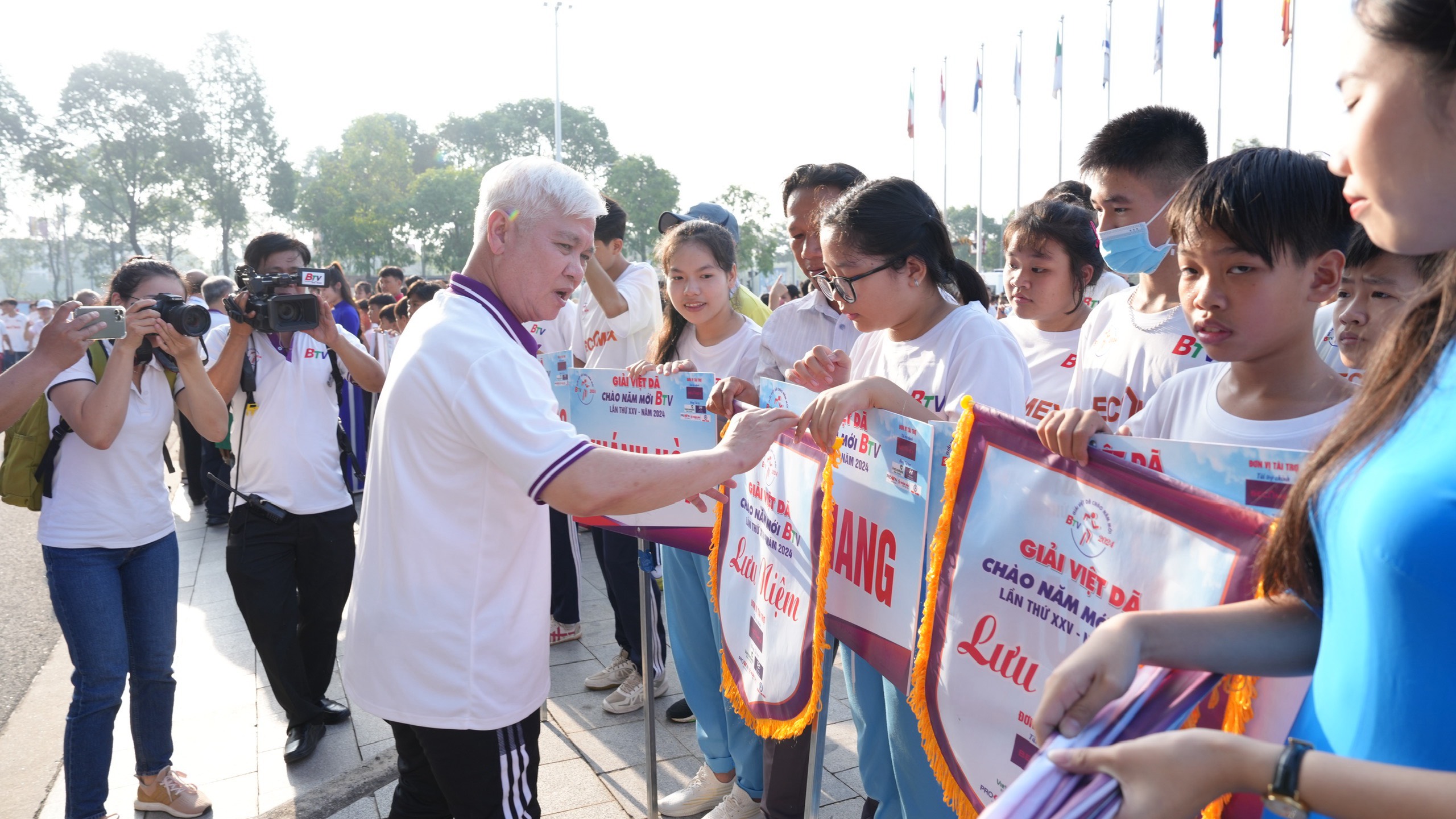 Ông Nguyễn Văn Lợi - Ủy viên Trung ương Đảng, Bí thư Tỉnh ủy, Trưởng đoàn đại biểu Quốc hội tỉnh trao Cờ lưu niệm cho các Vận động viên