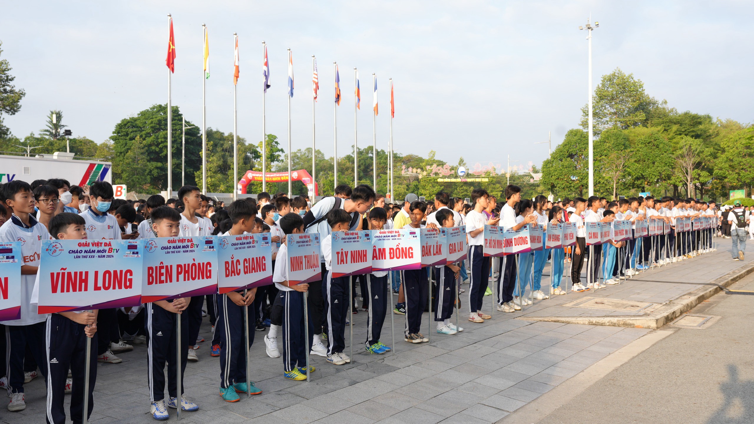 Đông đảo các đơn vị về tham dự Giải Việt dã tại Lễ khai mạc