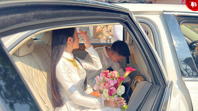 Trải qua 1 tiếng đồng hồ, Thanh Huyền cùng Quang Hải lên siêu xe Bentley về nhà trai làm tiếp thủ tục.