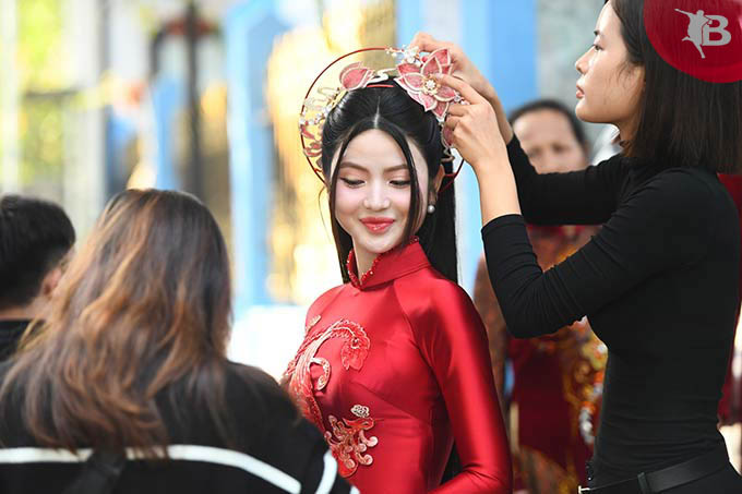 Cô dâu Chu Thanh huyền diện áo dài. Nước da trắng càng tôn thêm vẻ đẹp của cô gái sinh năm 2000