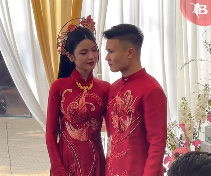 Thanh Huyền thường xuyên ngắm nhìn Quang Hải, chồng của mình