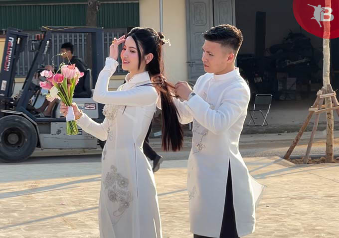 Ở một khoảnh khắc khác, Quang Hải chỉnh lại tóc cho Chu Thanh Huyền khi gió thổi mạnh qua 