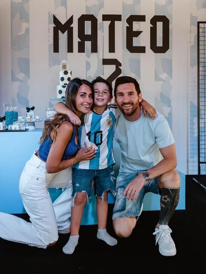 Vợ chồng Messi và cậu con trai thứ Mateo