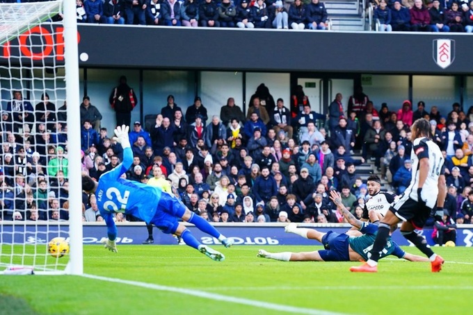Lưới của Arsenal rung lên sau một pha tấn công nhanh của Fulham