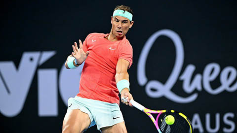 Rafael Nadal đánh bại Dominic Thiem sau 349 ngày phải nghỉ thi đấu