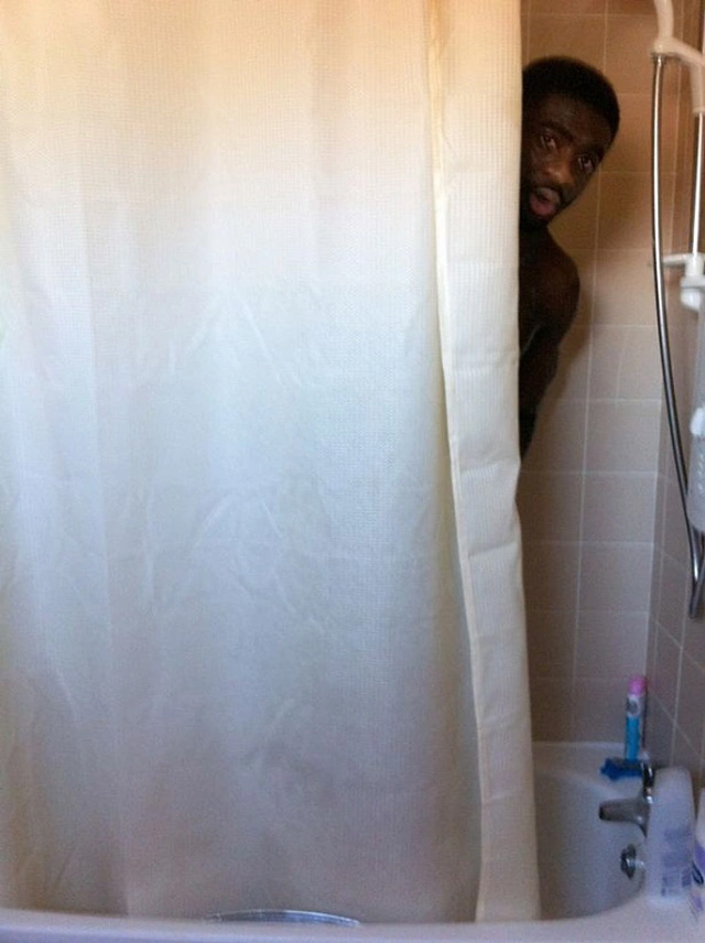 Bức ảnh Kolo trong nhà tắm gây sốc với nhiều người