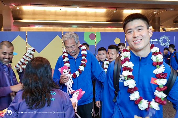 Các thành viên đội tuyển vui vẻ đón nhận những tràng hoa tươi thắm và những chú linh vật của Asian Cup 2023 từ BTC chủ nhà.