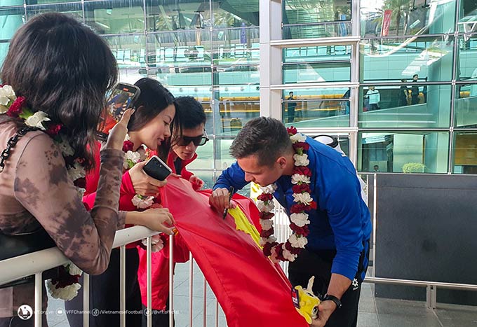 “Tân binh” Filip Nguyễn của đội tuyển Việt Nam vui vẻ giao lưu và ký tặng một số CĐV Việt Nam ra sân bay đón đội tuyển.