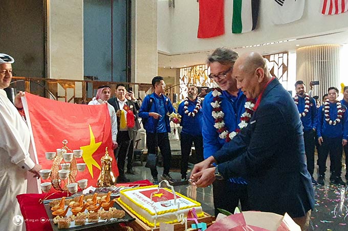 HLV trưởng Philippe Troussier và đại diện BTC chủ nhà cùng cắt bánh kem chào mừng được làm riêng cho đội tuyển Việt Nam.