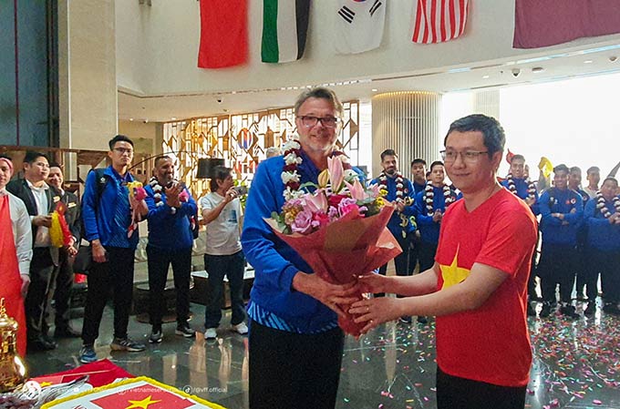 Đại diện Đại sứ quán Việt Nam tại Qatar tặng hòa chào mừng HLV Philippe Troussier và đội tuyển tại khách sạn Holiday Villa – nơi lưu trú của đội tuyển Việt Nam trong thời gian tập huấn và thi đấu VCK Asian Cup 2023.