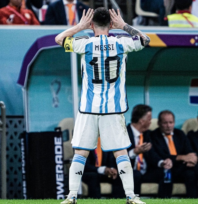 Messi chọc tức Van Gaal sau khi nâng tỷ số lên 2-0 trước Hà Lan