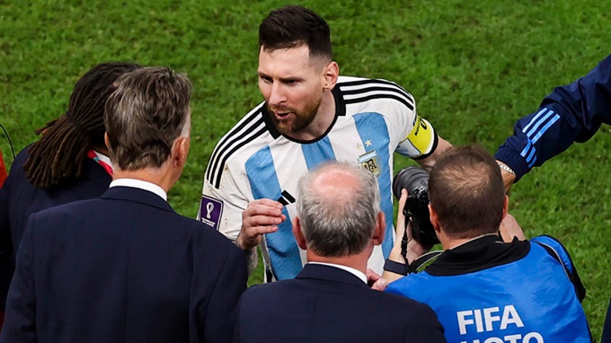 Messi còn có cuộc đụng độ căng thẳng với Van Gaal sau hồi còi mãn cuộc