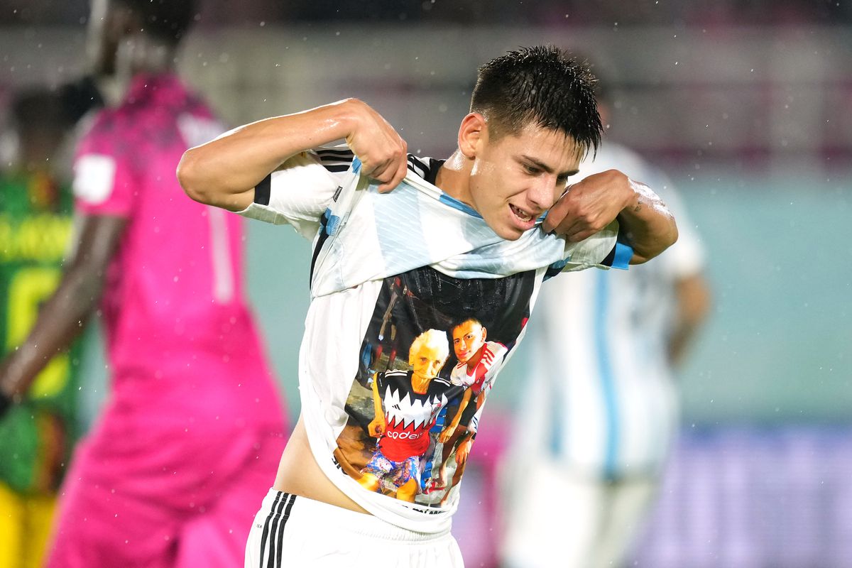 Echeverri đang được coi là "Messi mới" của bóng đá Argentina