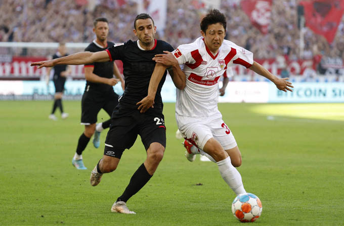 7. Hiroki Ito (Nhật Bản – 22 triệu euro): Hiroki Ito là mẫu cầu thủ đa năng khi có thể chơi tốt ở cả 2 vị trí là trung vệ và hậu vệ trái. Cầu thủ 24 tuổi này hiện đang thi đấu ở Bundesliga trong màu áo Stuttgart. Mặc dù chưa để lại nhiều dấu ấn ở giải đấu số 1 nước Đức nhưng Ito vẫn được đánh giá cao về tiềm năng phát triển.