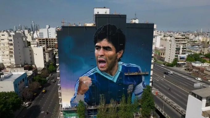 Bức tranh tường về Maradona được Martin Ron vẽ ở khu phố gần đó